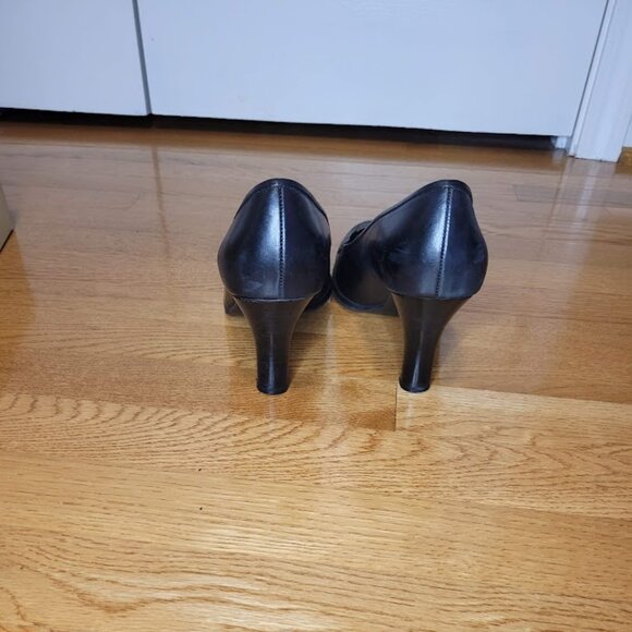 Naturalizer Black Leather Loafer Heels – Size 10W - Picture 4 of 5